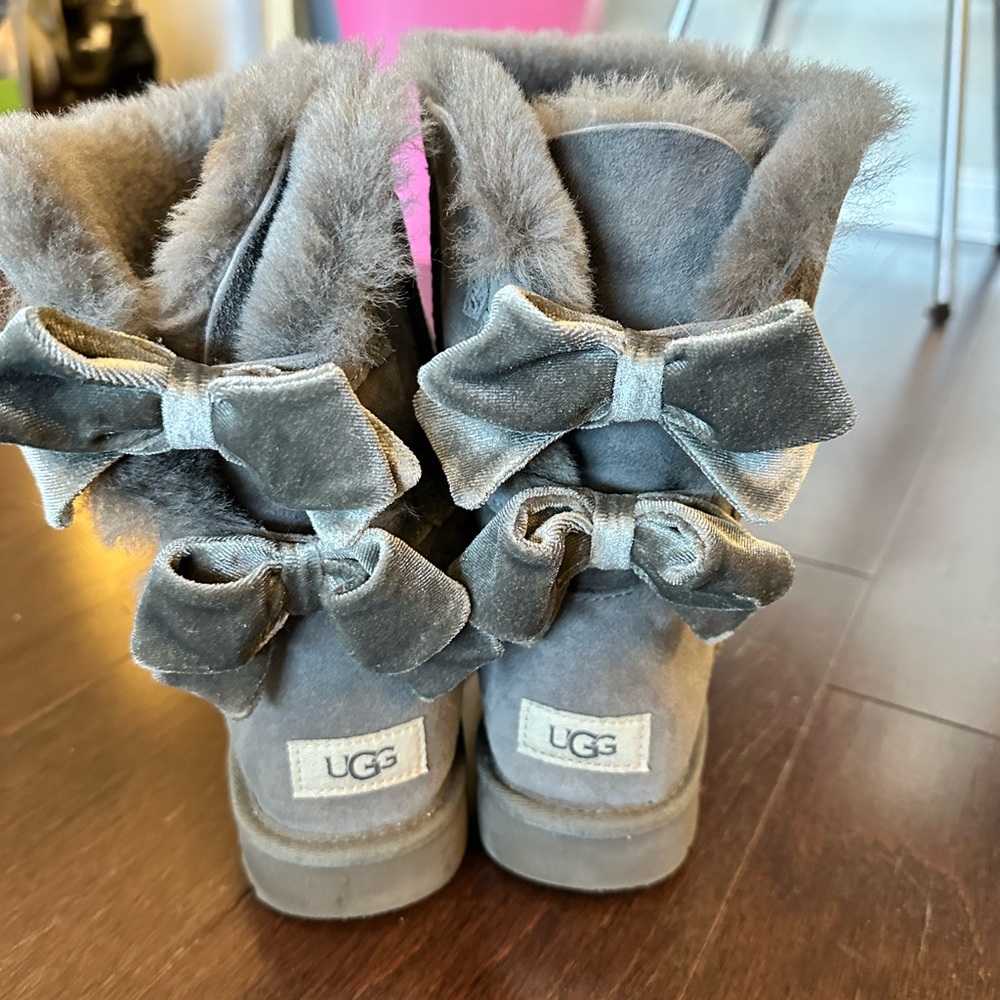UGG Bailey Bow II - Women's Size 9 in Grey